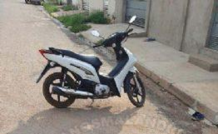 Pedreiro derruba ladrão de moto na enxadada em Cáceres
