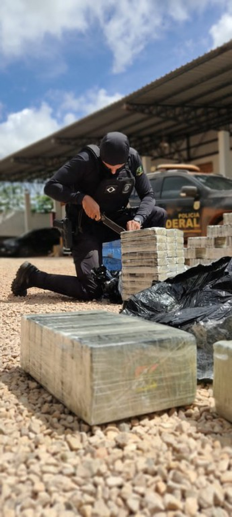 PF e Gefron apreendem cerca de 450 kg de cloridrato de cocaína enterrados, em Vila Bela