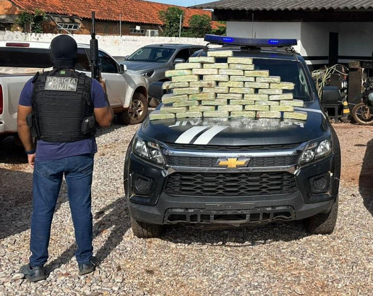Polícia Civil apreende 44 tabletes de pasta base em compartimento falso de veículo