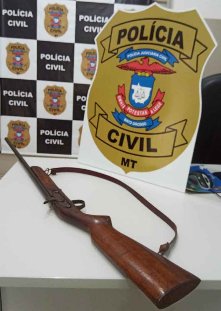Polícia Civil prende jovem carregando nas costas uma espingarda em via pública