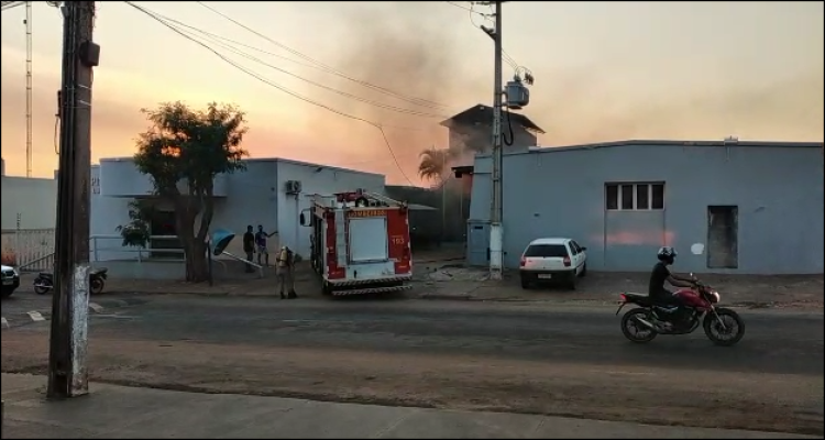 Policia Militar arromba portas e janelas para salvar pacientes de incêndio em hospital de Pontes e Lacerda