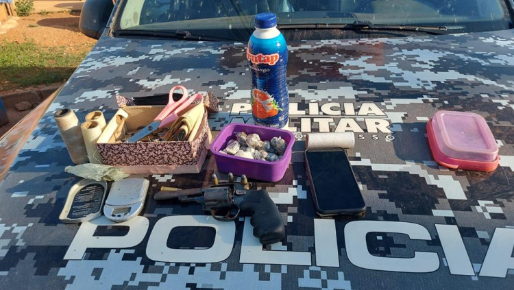 Polícia Militar estoura boca de fumo e prende 04 pessoas por tráfico de drogas