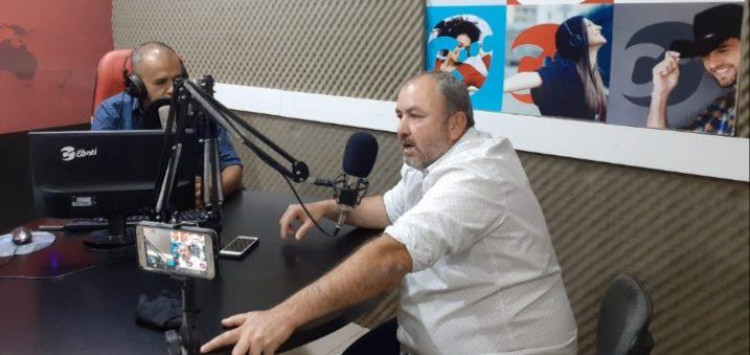 Prefeito se recusa a debater sobre UTI com empresária no intervalo de entrevista com rádio. “Fique com vergonha e peça desculpa”