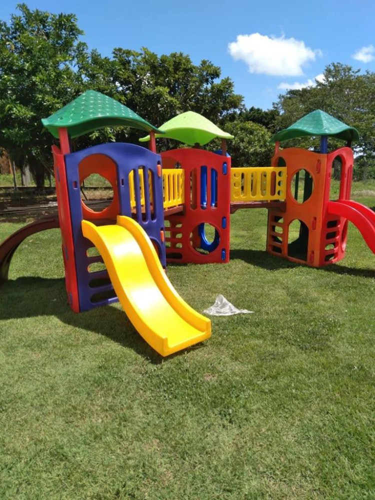 Prefeitura de Nova Lacerda implementa playgrounds em creches e escolas do município