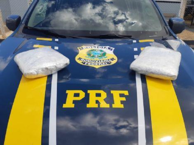 PRF apreende 6 Kg de cocaína durante abordagem a ônibus em Comodoro