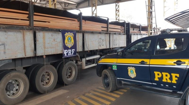 PRF apreende madeira sendo transportada ilegalmente em Pontes e Lacerda