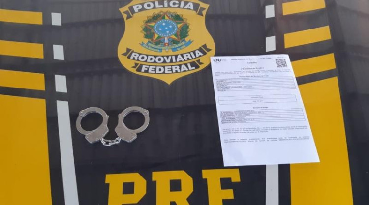 PRF prende homem com mandado por roubo em Pontes e Lacerda