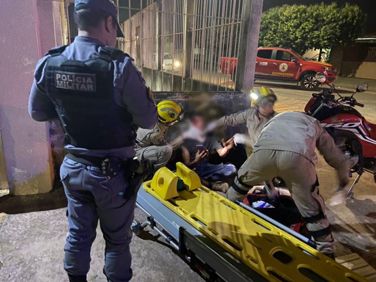 Rampou e caiu: motociclista fica ferido no Centro de Pontes e Lacerda