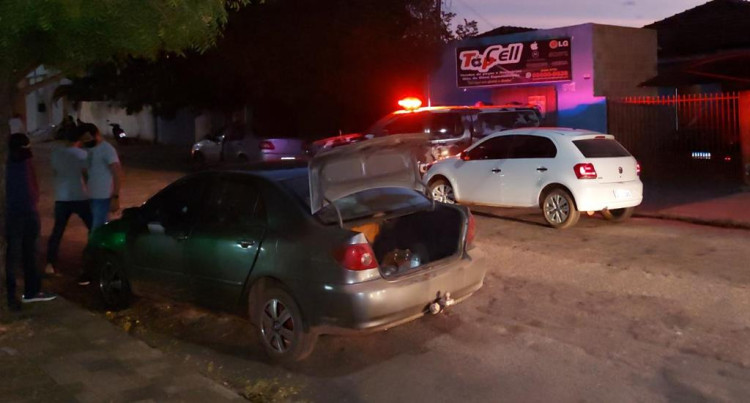 Suspeito troca tiros com a polícia no centro da cidade e acaba ferido