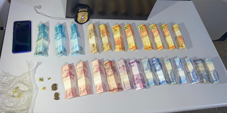 Traficantes com ” trouxinhas” de drogas coloridas são detidos em PL