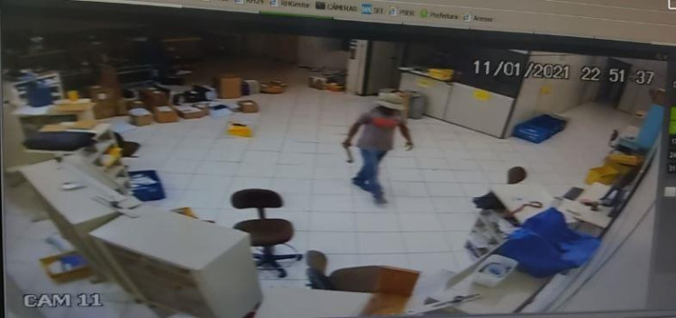 Vulgo Risadinha é flagrado por câmeras de segurança ao furtar papelaria e Agência dos Correios em Pontes e Lacerda