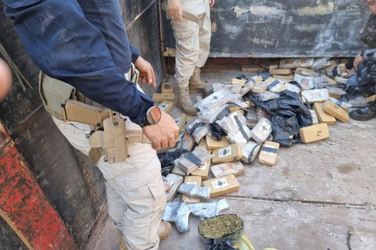 Em Primavera do Leste-MT, PRF apreende mais de 150kg de droga e fuzil escondidos em caminhão