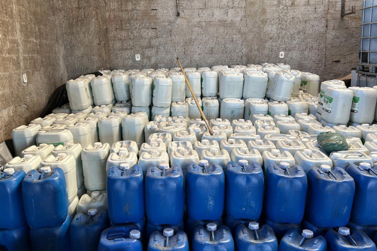 Polícia Civil apreende 14,5 mil litros de defensivos agrícolas em barracão em Primavera do Leste