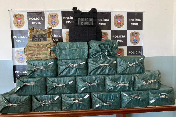 Polícia Civil apreende mais de meia tonelada de cocaína na zona rural de Comodoro