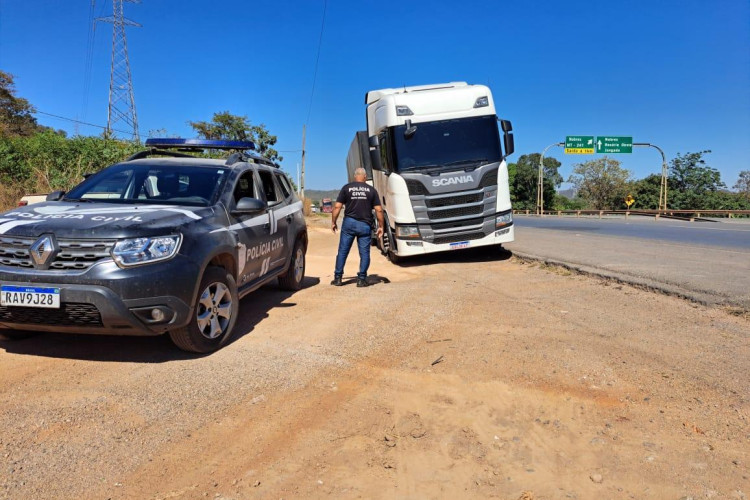 Polícia Civil recupera carreta carregada com 37 toneladas de chapas de aço