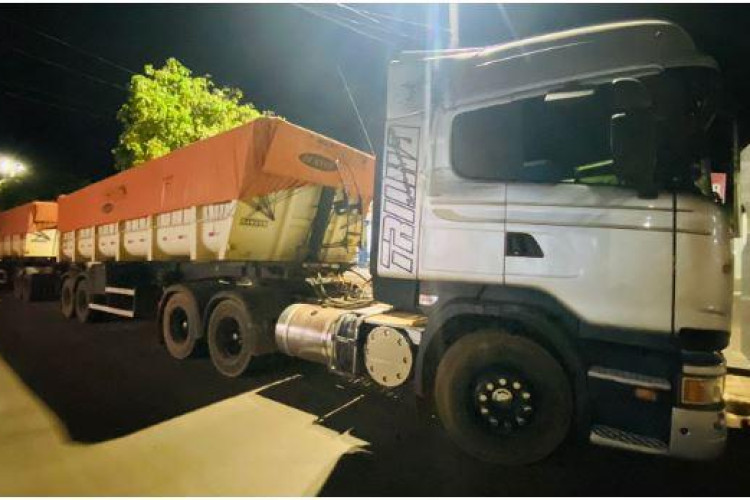 Polícia Militar recupera carreta com 47 toneladas de milho e prende cinco pessoas em flagrante