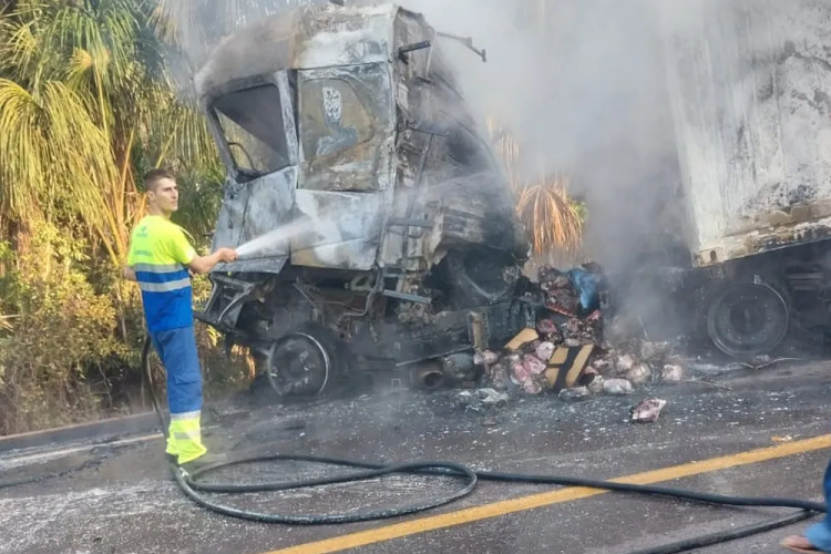 Carreta fica destruída após pegar fogo na BR-163