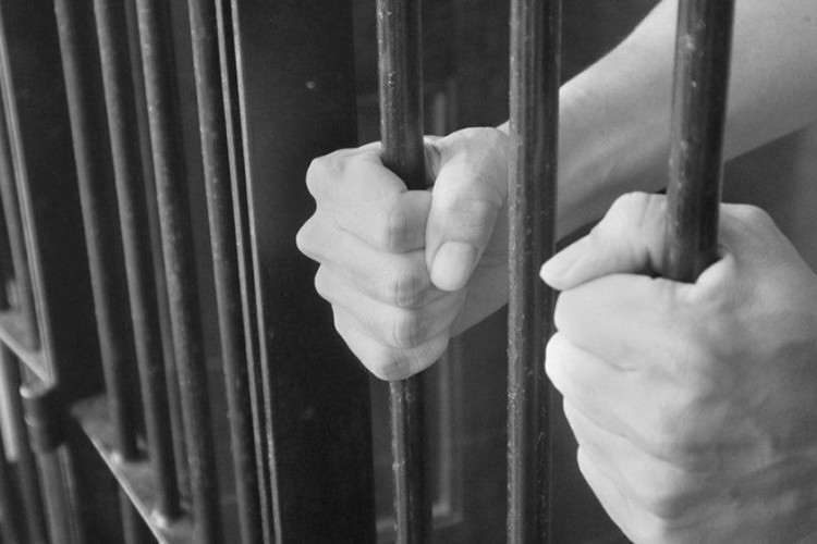 Homem é preso em flagrante pela Polícia Civil ao tentar abrir conta em banco com documento falso em MT