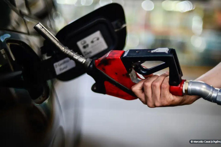 Petrobras reduz preço do diesel às distribuidoras amanhã