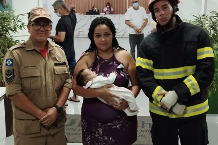 Bombeiros salvam bebê de dois meses que engasgou com leite materno