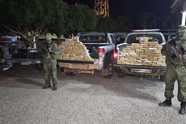 Gefron interrompe operação de transbordo de droga para embarcação e apreende 130 tabletes de cocaína