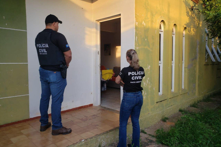 Polícia Civil cumpre ordens judiciais contra suspeita de enganar mais de 60 famílias na compra de casa própria