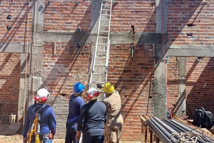 Bombeiros resgatam trabalhador que sofreu mal súbito em obra a 6 metros de altura