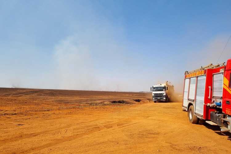 Bombeiros de MT extinguem incêndio em fazenda de Campo Novo do Parecis; equipes fazem rescaldo
