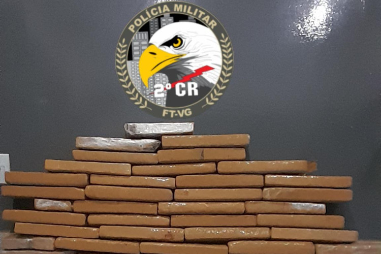 Força Tática apreende 48 tabletes de maconha e prende três homens por tráfico de drogas