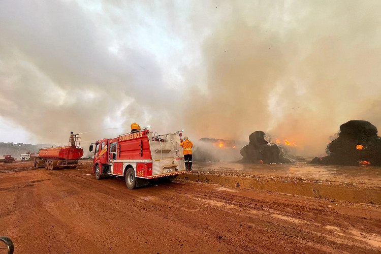 Bombeiros extinguem incêndio de grandes proporções em indústria algodoeira em MT