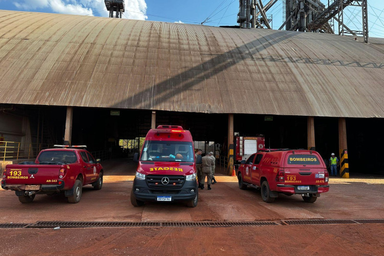 Bombeiros combatem incêndio após explosão em elevadores de grãos de empresa agrícola