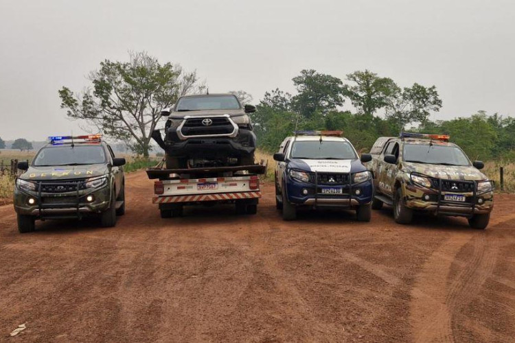 Gefron e Patrulha Rural localizam caminhonete furtada em Cuiabá na fronteira com a Bolívia