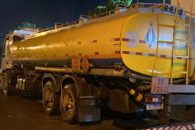 Força Tática apreende caminhão com combustível que seria levado para o Garimpo do Sararé