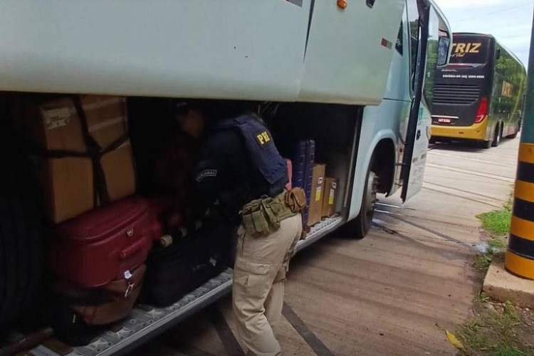 Jovem de 19 anos é flagrada com cocaína em ônibus na BR-070, em Cáceres (MT)
