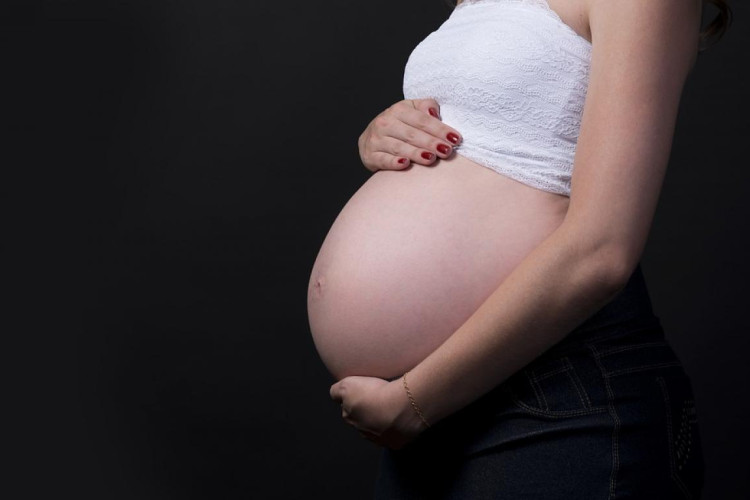 Grávidas são agredidas pelos companheiros e vão parar no hospital após dores na barriga