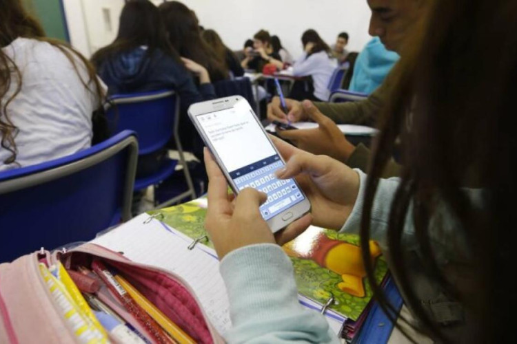 Senado aprova lei que mantém celulares na mochila e proíbe uso nas salas de aula