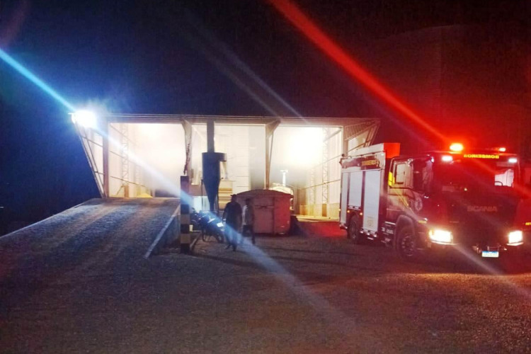 Bombeiros controlam princípio de incêndio em silo em Lucas do Rio Verde