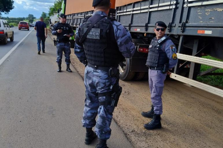 Ação integrada da PM e PRF apreende carga irregular de pneus, caminhões e prende homens por contrabando