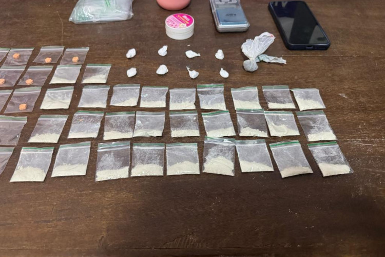 Mulher é presa pela Polícia Militar com porções de cocaína e comprimidos de ecstasy