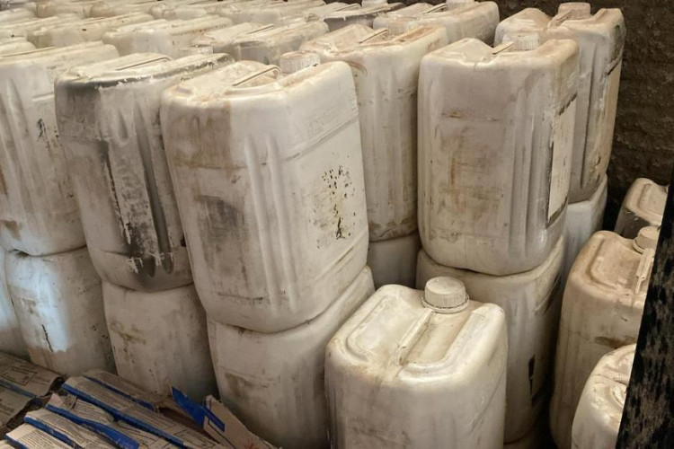 Polícia Civil localiza comércio ilegal e apreende 99 galões de agrotóxicos em MT
