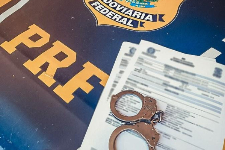 PRF prende homem com mandado de prisão em aberto na BR-174 em Comodoro-MT