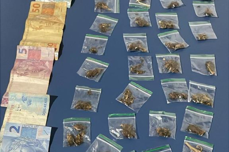 Polícia Militar detém trio suspeito por tráfico de drogas e apreende 43 porções de entorpecentes em São José dos Quatro Marcos