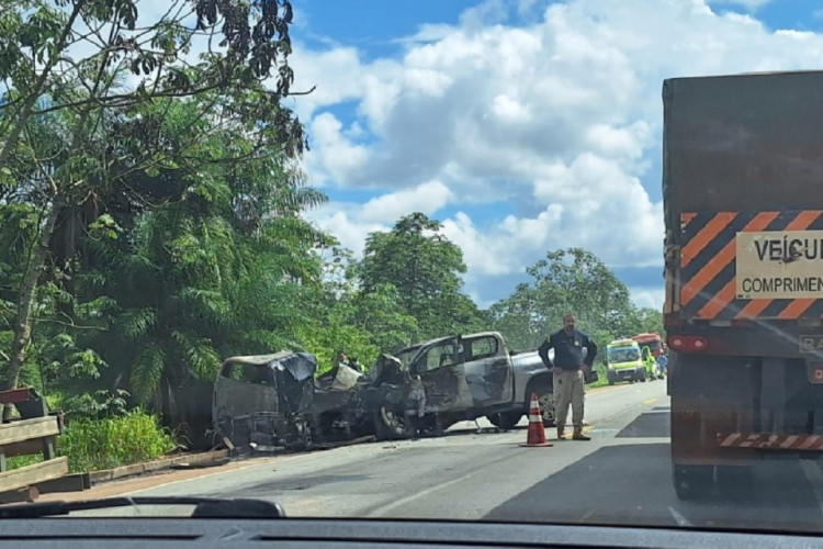 Acidente entre dois veículos deixa uma pessoa morta e quatro feridas na BR-163