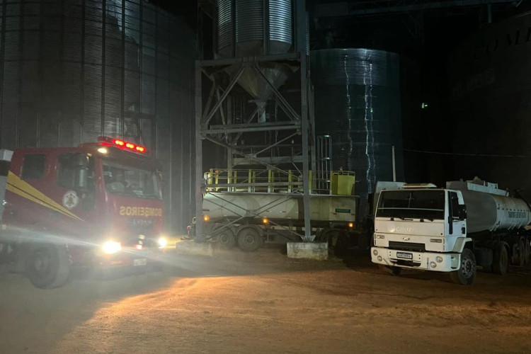 Ação rápida do Corpo de Bombeiros extingue princípio de incêndio em silo