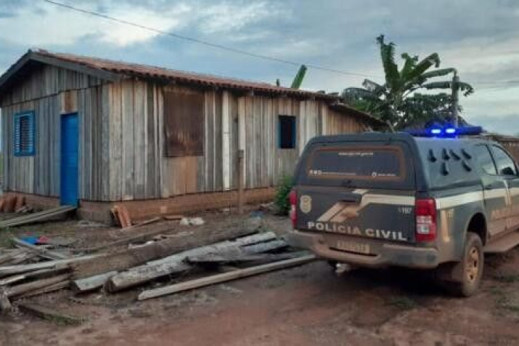 Adolescente de 16 anos mata mulher com facadas no pescoço em sofá de residência