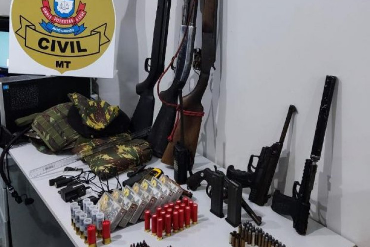 Armas, munições e acessórios são aprendidos com alvos de operação que apura homicídios em Pontes e Lacerda
