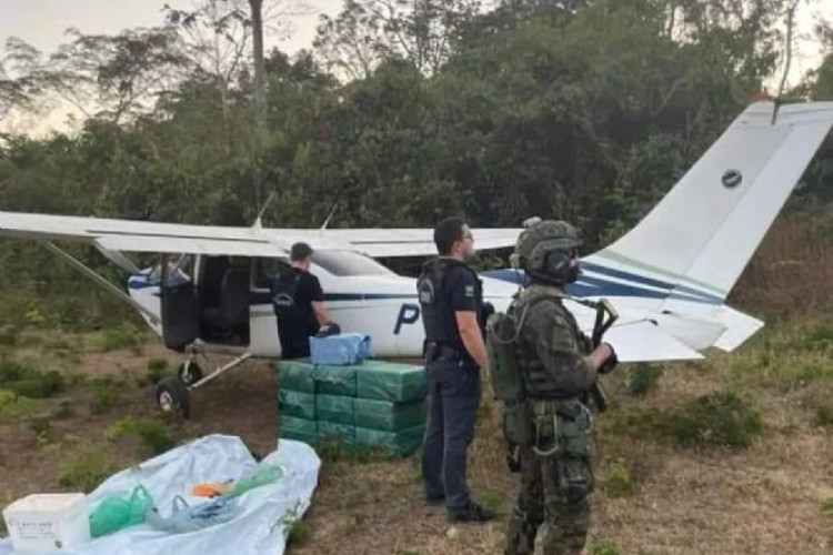 Avião com 324 kg de cocaína é interceptado pela FAB e PF em RO; a ação teve apoio do Gefron