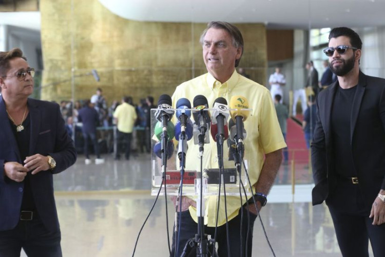 Bolsonaro recebe apoio de ex-senadores e cantores sertanejos