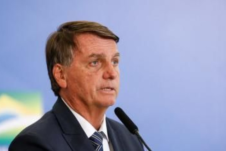 Bolsonaro sobre licitação de ônibus com preço inflado; 'Deixa acontecer, pô'