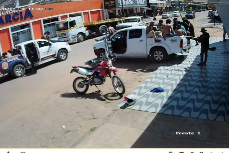 Bope e forças especiais buscam quadrilha que atacou 2 agências bancárias e fez reféns em MT